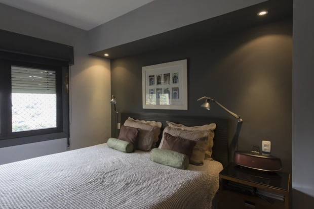 Quarto com parede grafite e luminárias de leitura